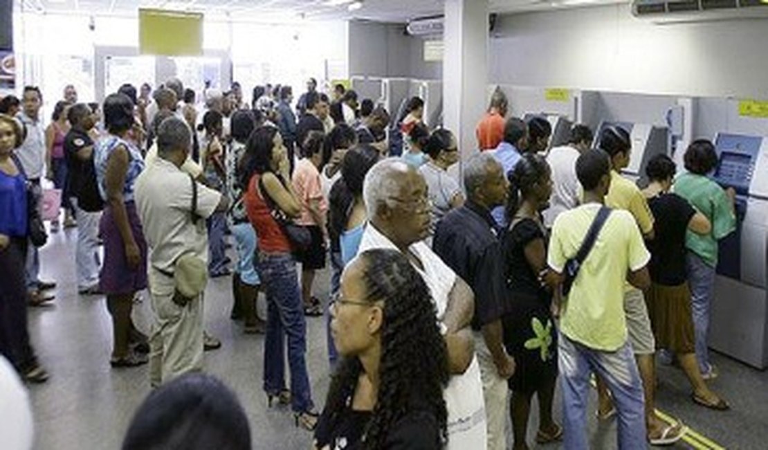 Procon-AL orienta consumidores sobre o tempo de espera em filas de banco