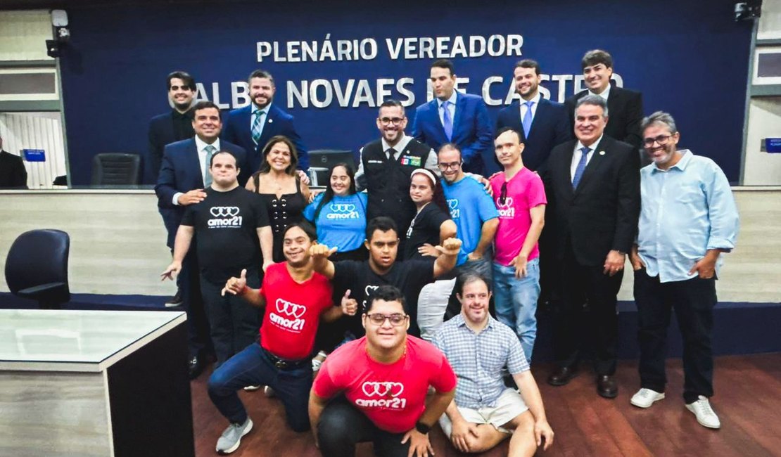 Integrantes do Amor 21 participam de sessão no plenário da Câmara de Maceió