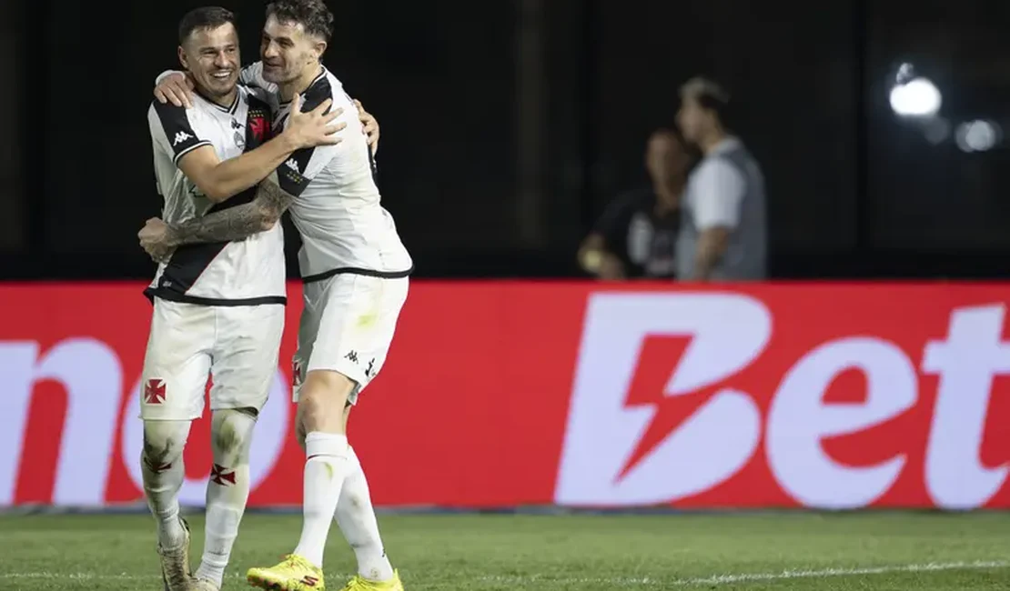 Com lei do ex e replay, Vasco vence o Athletico-PR de virada na Copa do Brasil