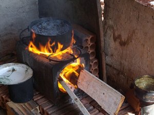 [Vídeo] Fogão a lenha: famílias mais pobres de Palmeira economizam gás para driblar inflação