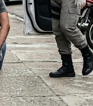 Homem é preso após ameaçar mãe com faca em Arapiraca por causa de R$ 20