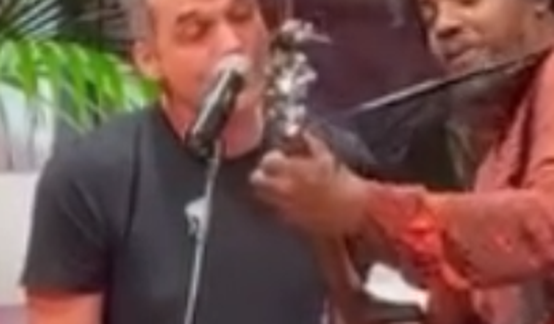 Wagner Moura surpreende ao subir ao palco durante show em Barcelona