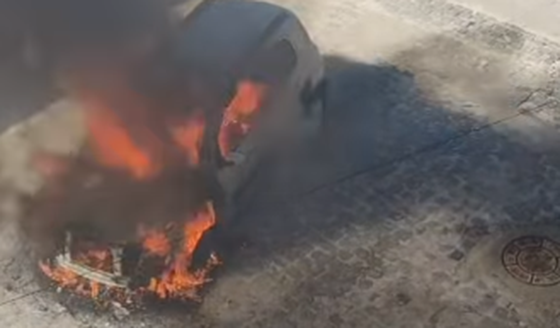 Carro pega fogo e assusta moradores na Antiga Rua da Feira, em Maragogi