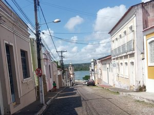 Criminosos roubam motocicleta e celular, em Penedo