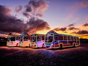 Ônibus natalinos: carreata levará mais cor à orla neste sábado (14)