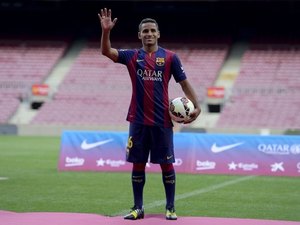 Douglas veste a 16 no Barça e ganha carro