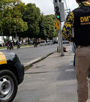 Homem é autuado conduzindo caminhonete com dispositivo luminoso ilegal