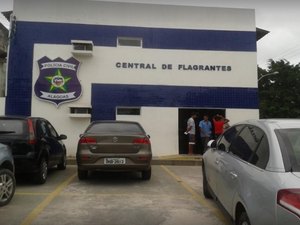 Dupla faz arrastão em bar, ameaça clientes e rouba objetos pessoais das vítimas