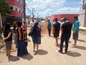 Obra parada: Moradores protestam em rua usada em propaganda de Fabiana Pessoa