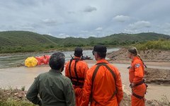 Carro foi levado pela correnteza após o rompimento da ponte ligando Piranhas e Sergipe