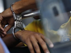 Após denúncia, polícia prende dupla com drogas e dinheiro em residência