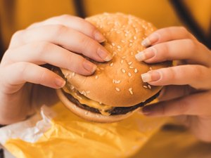 Homem pede lanches do McDonald’s e compra chega a R$ 17 mil