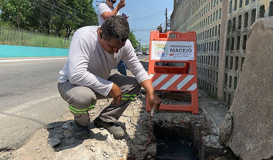 Esgoto clandestino em rede de drenagem é flagrado no Centro