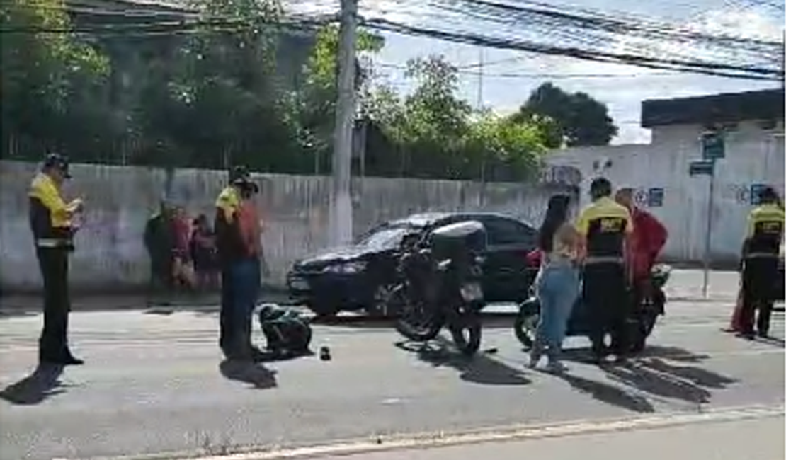 [Vídeo]  Motociclista colide após desviar de pedestre que atravessou a pista fora da faixa