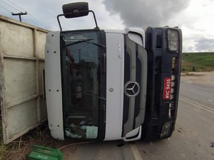 Caminhão com carga de cana tomba em São Luís do Quitunde