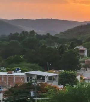 Coco gelado por R$ 9 reais e copo com água a R$ 5. Exploração assusta turistas que visitam Pão de Açúcar e Piranhas