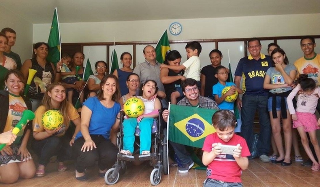 Grupo Ricardo Barreto visita Apae e distribui brindes da Copa