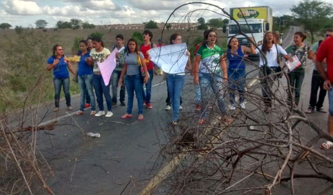 Estudantes da Uneal de Palmeira dos Índios bloqueiam AL-115
