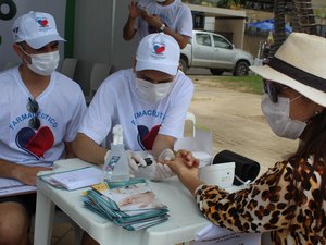 Uso Racional de Medicamentos: CRF/AL promove ações de saúde na praia da Ponta Verde