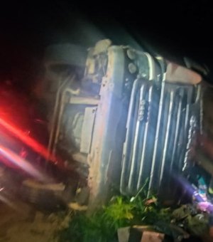 Carreta capota e motorista morre preso às ferragens na BR-316, em Pilar