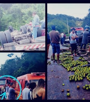 Caminhão carregado de laranjas capota na rodovia PE-218, povoado Lagoa de São José, em Pernambuco