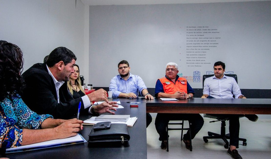 Prefeito Rui Palmeira recebe comissão de moradores do Pinheiro