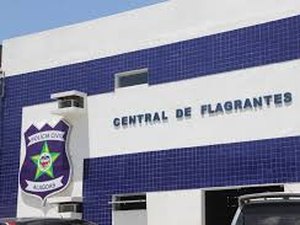 Motociclista bate em carro e na fuga joga arma de fogo em quintal de residência