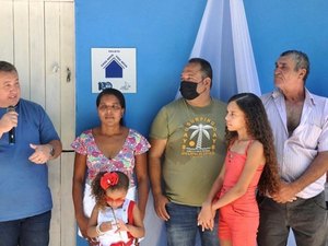 Prefeito de Porto de Pedras entrega moradia do projeto 'Casa Nova, Vida Nova'