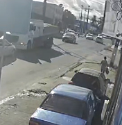 [Vídeo] Carro pega a contramão e bate de frente em caçamba no Benedito Bentes