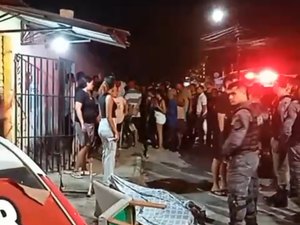 Homem é morto e outro fica ferido enquanto estavam sentados na porta em Arapiraca