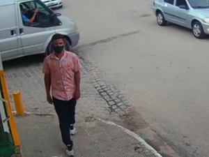 [Vídeo] Câmeras de segurança gravam furto de motocicleta em frente a academia em Arapiraca