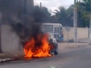 Carro de propaganda eleitoral de candidato de Monteirópolis é incendiado no Sertão