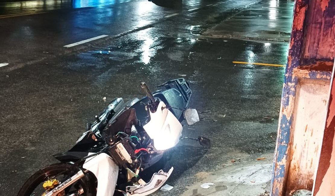 Motociclista fica gravemente ferido após colidir em uma caminhonete em Delmiro Gouveia