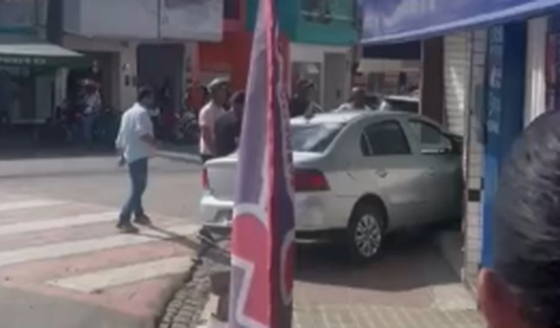 Carro desgovernado invade estabelecimento comercial em Palmeira dos Índios