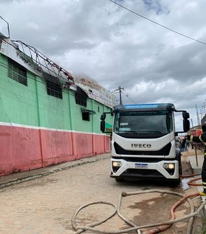 Prefeitura de Arapiraca envia equipes e viaturas para ajudar no combate a incêndio no bairro Boa Vista