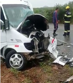 Colisão entre Van e caminhão deixa uma pessoa morta na AL 220, no Sertão de Alagoas