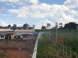 Rebelião em presídio de Goiás tem 9 mortos e 99 foragidos
