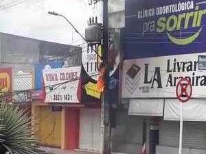 [Vídeo] Fiação de rede elétrica pega fogo no Centro de Arapiraca e assusta quem passa pelo local