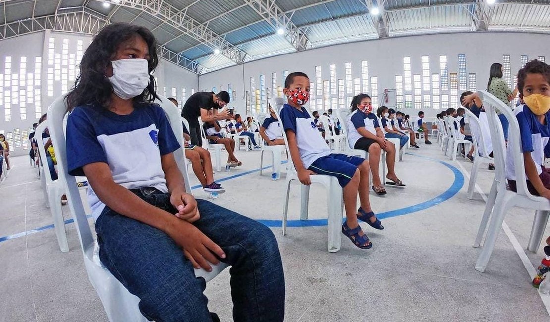 Alunos de Pilar são beneficiados com cerca de 25 mil materiais esportivos