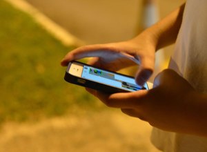 Tempo gasto com celular preocupa adolescentes e pais, mostra pesquisa