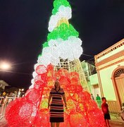 Prefeitura inaugura árvore de Natal de 13 metros de altura em Porto Calvo