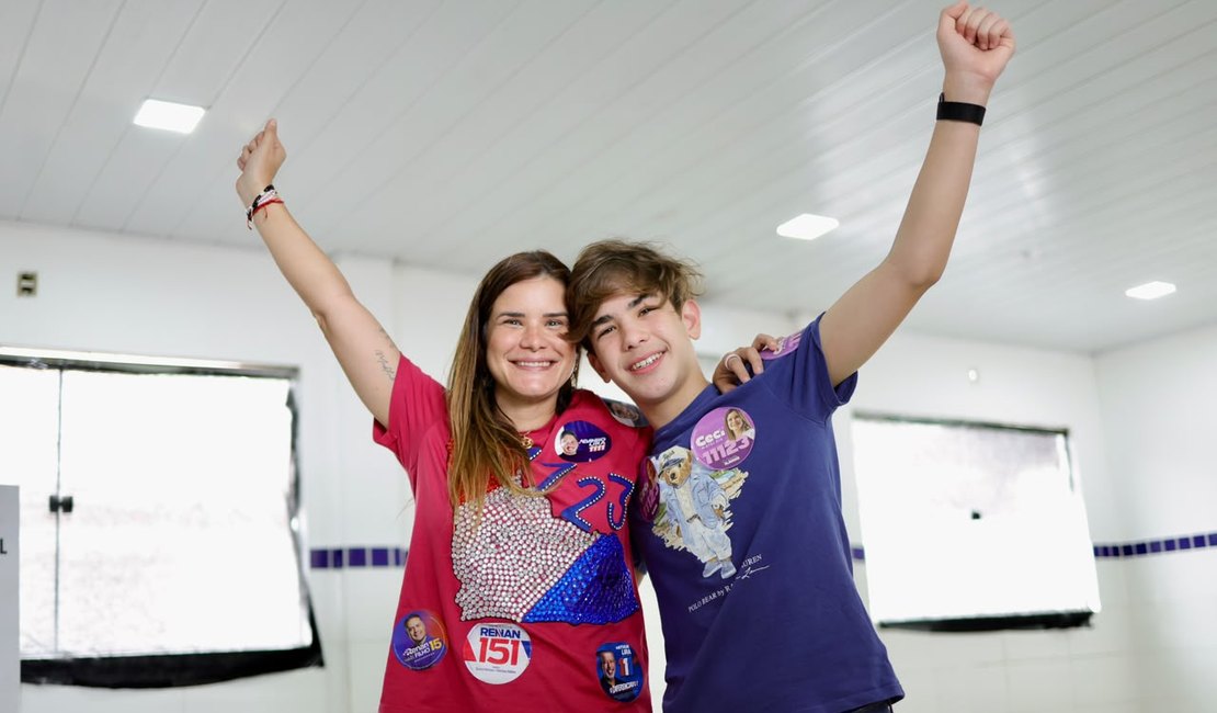 Ceci, candidata a deputada estadual, vota em Atalaia e agradece apoio