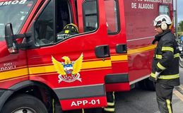 Incêndio atinge vegetação perto de escola e estabelecimentos comerciais na Jatiúca