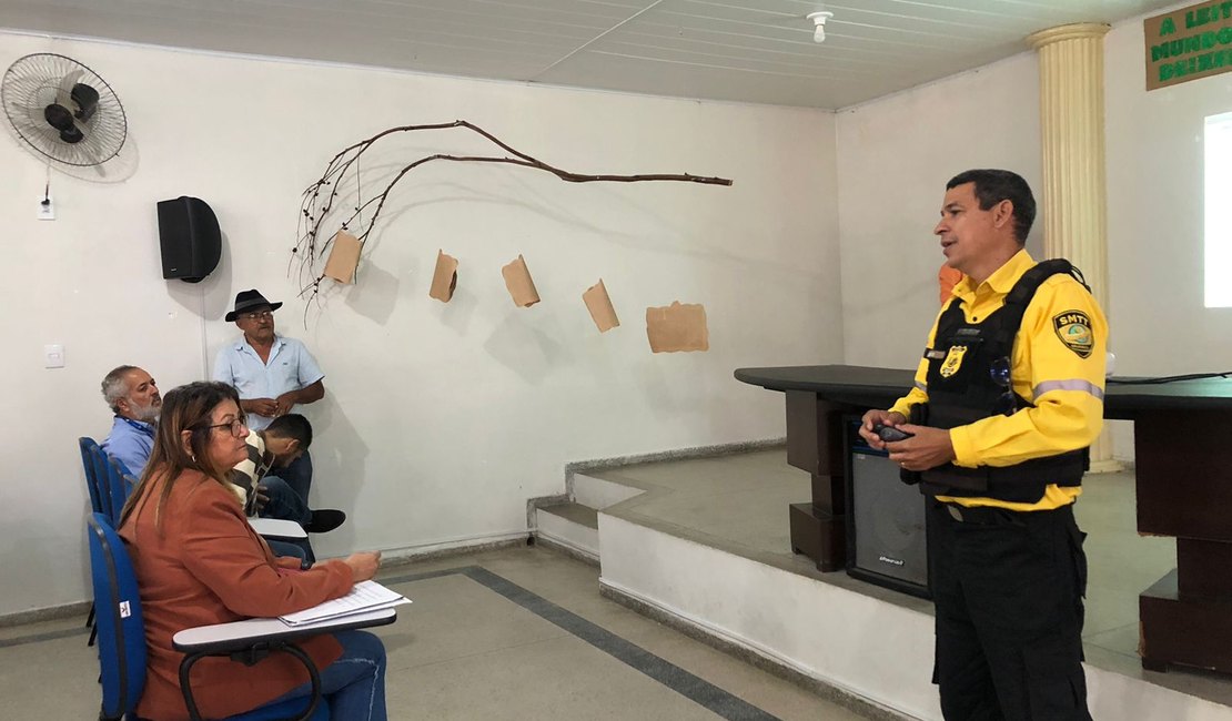 Condutores e cuidadores de transporte escolar participam de palestra da SMTT Arapiraca