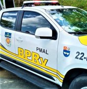 Colisão envolvendo três carros provoca engarrafamento na AL-220, em Arapiraca