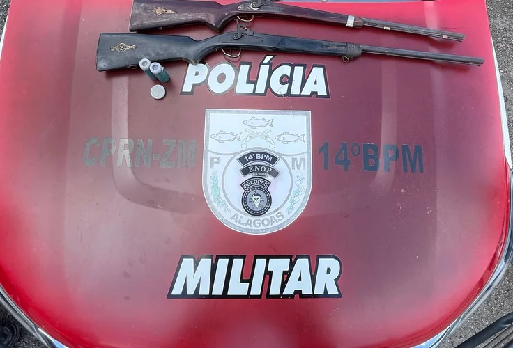 Policiais do 14º BPM identificam homem que armazenava arma de fogo; duas carabinas foram apreendidas