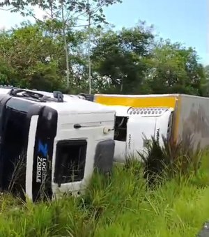 [Vídeo] Caminhão tomba e deixa uma pessoa ferida na BR-101, em  Joaquim Gomes