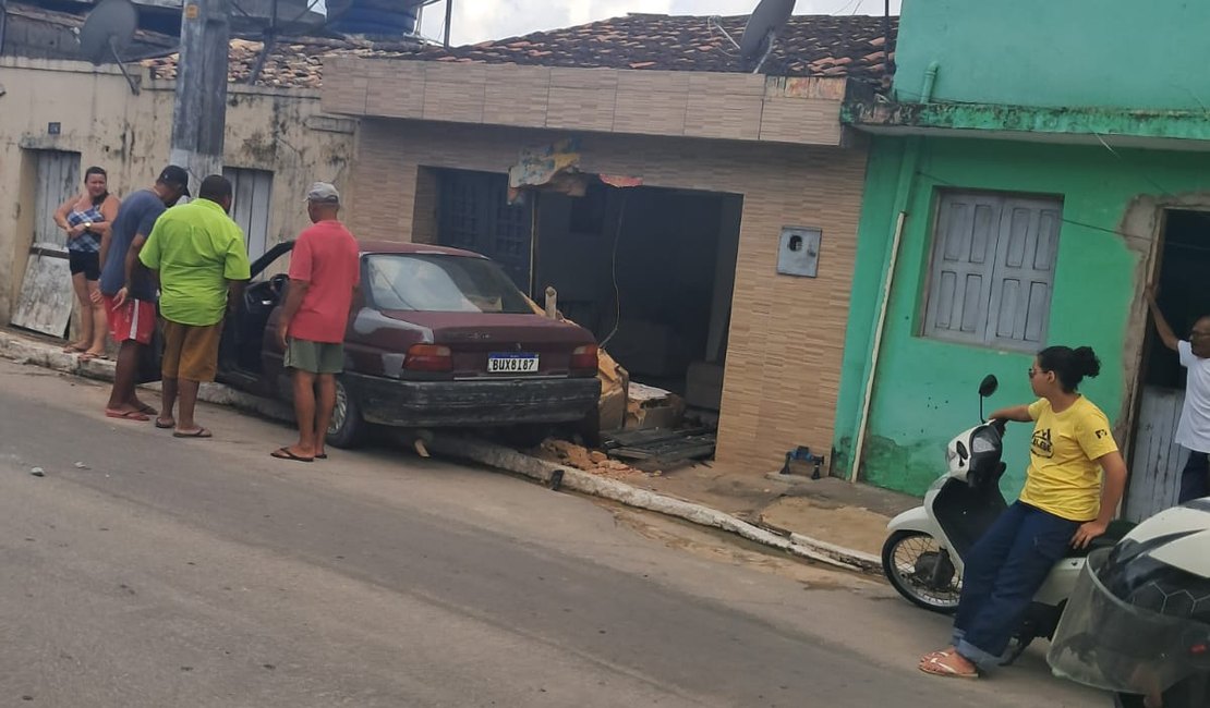 Carro colide contra residência e condutor fica ferido no município de Porto Calvo
