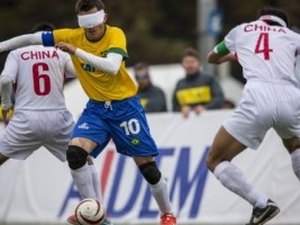 Torcida brasileira vaia jogador que pediu silêncio durante futebol para cegos