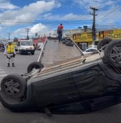 Carro capota em avenida no Benedito Bentes e deixa trânsito complicado